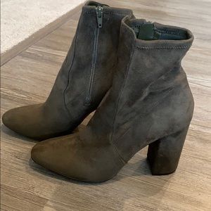 Aldo women’s olive green suede boots! Sz 9